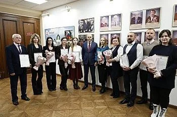 Алексей Беспрозванных вручил жилищные сертификаты одиннадцати медикам Алексей Беспрозванных вручил жилищные сертификаты одиннадцати медикам