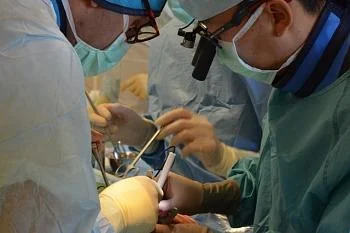 Специалисты калининградского федерального Центра высоких медицинских технологий спасли 85-летнего калининградца, выполнив ему две высокотехнологичных операции на сердце.