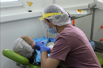 За полгода в детском мобильном стоматологическом кабинете прошли лечение около тысячи трехсот ребят